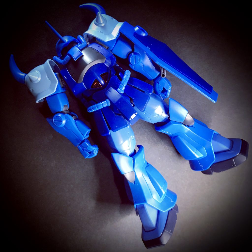 肩部はグフカスタム、ツノはリバイブグフです。大腿部と足首から下はオリジンプロトグフのパーツをミキシングしています。