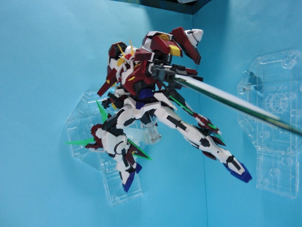 メイン武装のGNソードⅢ出た当時はこの武装にほれ込みOOを何個も買った覚えがある