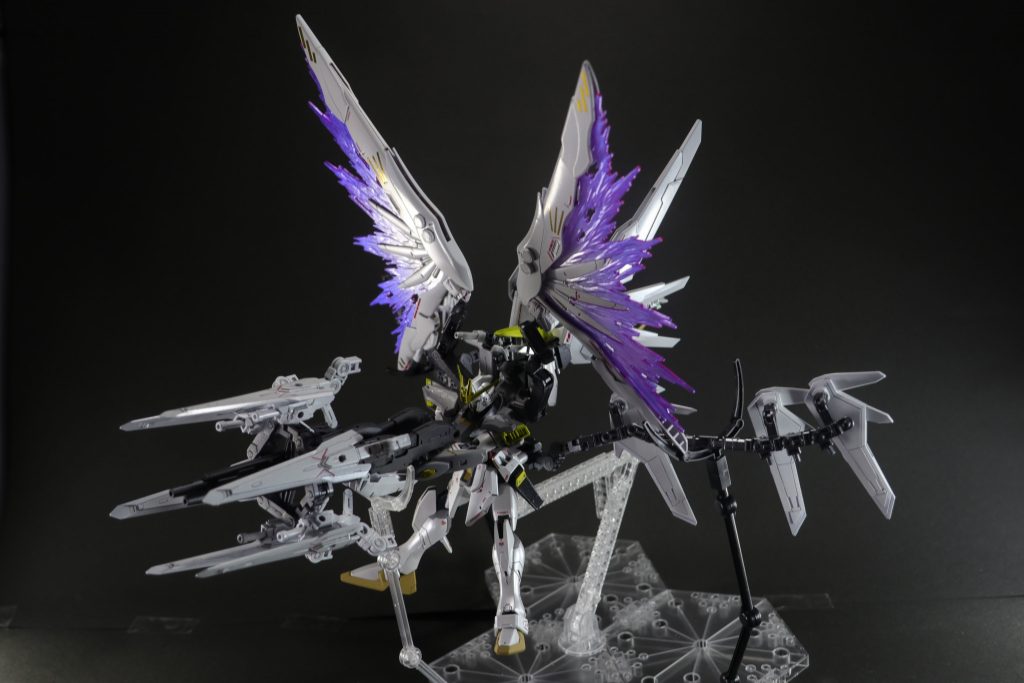 「エクシードブラスター+(plus)」ツインバスターライフルとエクセリオンユニットに懸架される「エクシード」と呼ばれるライフルを3機合体させることで「エクシードブラスター」、6機合体の「エクシードブラスター+(plus)」となる。対象によって合体させる数を変えることで、対艦隊戦～対拠点殲滅まで対応することができる。