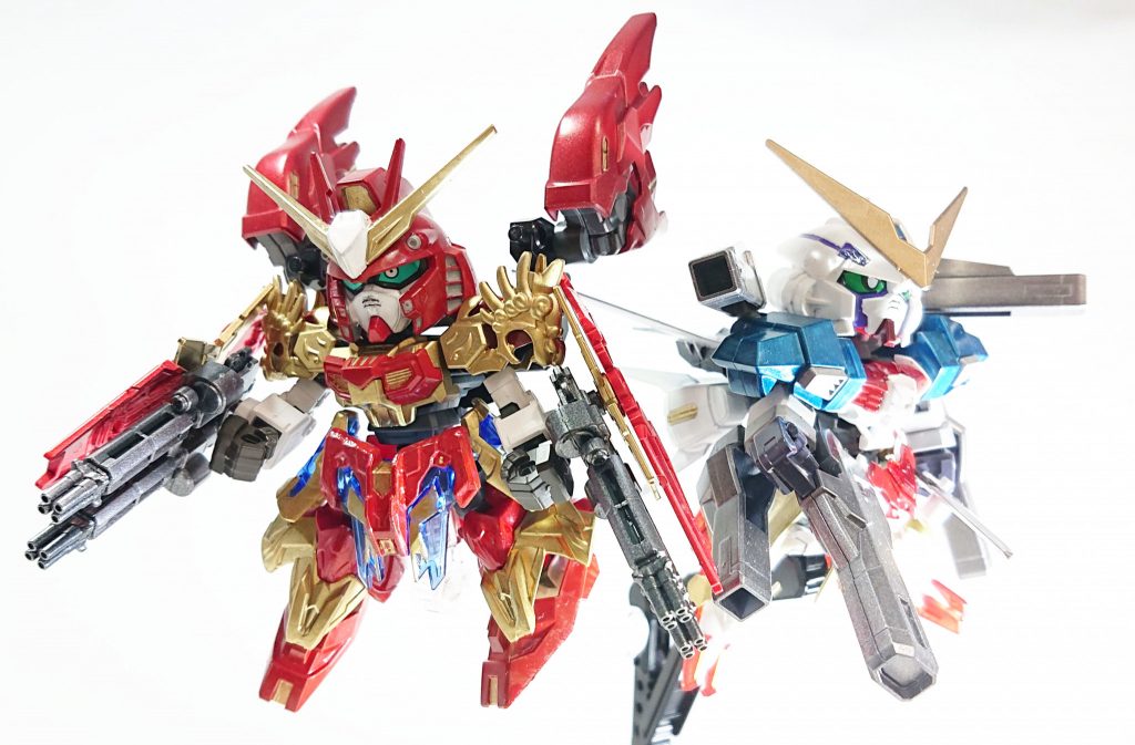 「色は赤・金・白」と決め、あーだこーだしていったらこの姿になりました。ユニコーンとシナンジュ・νガンダムとサザビーという、作品で雌雄を決する2機がそれぞれ使用されています。機体の赤はシナンジュやサザビーというより、サイコ・ザクの設計思想が強烈だったのでそれを踏襲しています。降将なので別に青に揃える必要もありませんでしたし…。敵としての性質、味方としての性質の両方を歴史として併せ持つ姿として、この姿となりました。処世術に長けていた事から、防御も意識した兵装になっています。フルアーマーガンダムの攻守と機動力を併せ持ち、全てをそつなくこなせる万能感を出せるようにバランスの良さを考えて構成しました。背中にもっと武装を積み込む構想もありましたが、それは別の武将にお願いしたいと思いますw