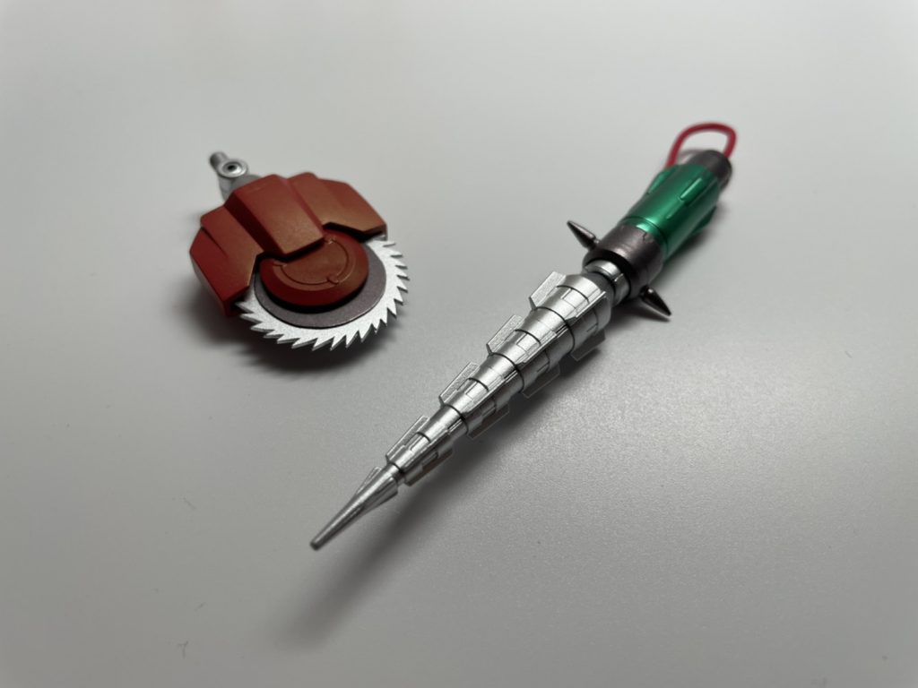 パワー・ツール・ドラゴンは装備カードを呼び寄せる効果を持ったモンスターで、アニメ本編では様々な装備カードを装着していました。今回は劇中で特に印象が残っている「ダブルツールD＆C」もミキシングで作りました。