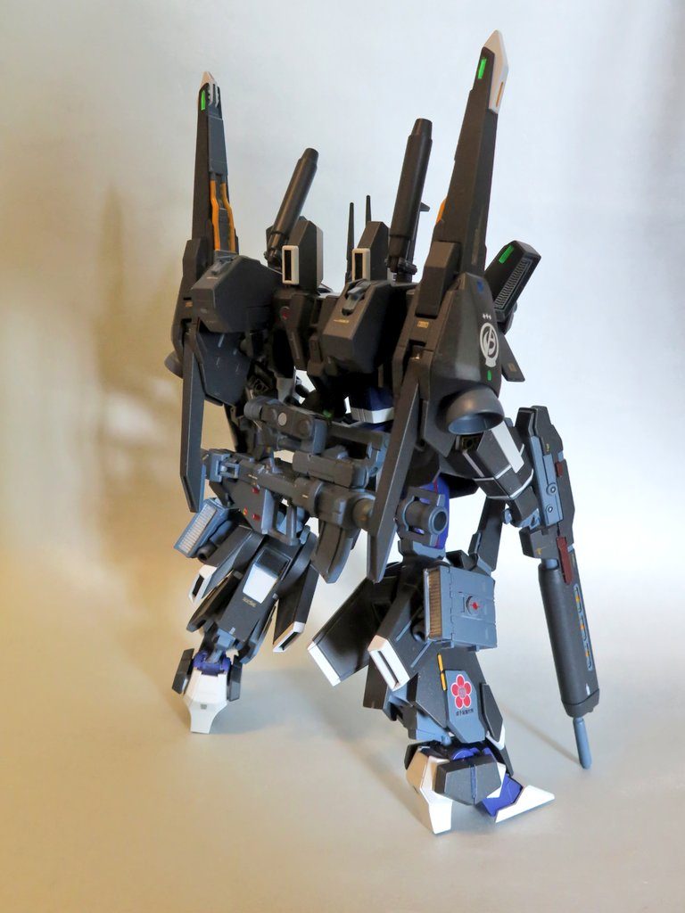 ワーカー20年前から導入してきた遠隔操作式の人型ロボット。サイズは2メートルほど。主に工事作業などに使用するが、回収したヴァイスの部品を装備したアクトレスサポート用機体も開発されて。事務所の指揮者がこれでヴァイス駆除仕事に支援できる。遠隔操縦について、一応アクトレスたちと通信に使われるアリス発展型量子通信を導入したので、操縦席からの指令は瞬時に伝える事ができます。又は機体のAIがアクトレスたちをカバーするように稼動するドールモードもある。ガンダムタイプセンサー系の最高スペックとして仕上げた頭部ユニットであるガンダムヘッドを搭載されたワーカー。それに伴い、機体の総合性能をチューンアップした機体が多いから、ガンダムタイプは高性能機の象徴を代表しました。