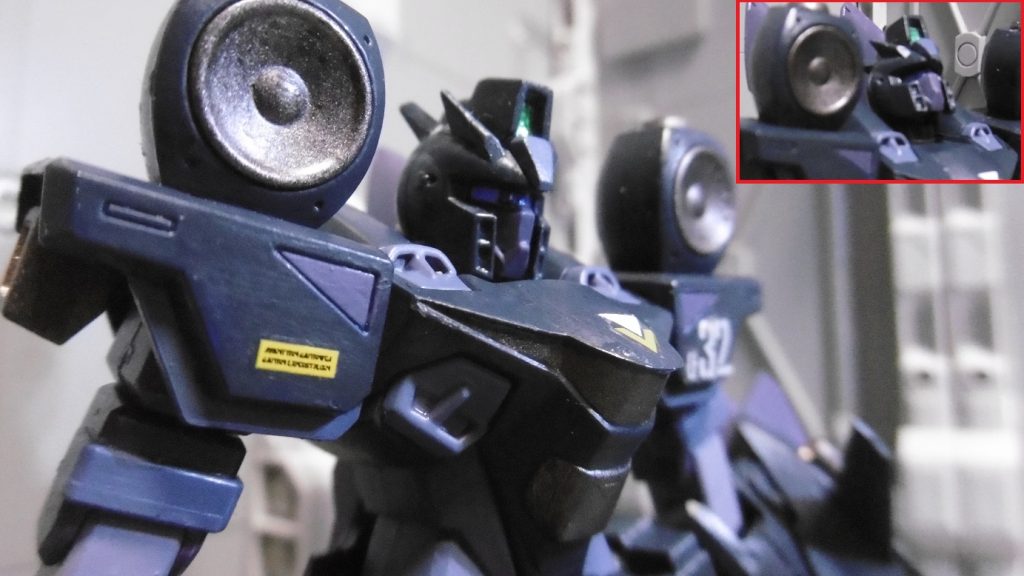 頭部はポン付けすると横方向に可動制限があったので、後頭部を加工して上を向けるように調整しました（右上を参照）ロック解除パルスの発想は、ＡＣ３系に登場するオプショナルパーツ「ＯＰ－ＥＣＭＰ」から。元々は常時発動かつ無消費で一定周期の発信ですが、状況によっては怪しまれるため任意発動の設定に変えました。ＰＳ装甲ほどではなくも電力を消費するように。肩ではなくコアから発信。肩のスピーカーは『フレームミュージックガール・初音ミク』の「スピーカードローン」です。パルスの有効射程範囲を広めるための装置で、コレが破壊されてもコアをやられない限り使用可能。この兵器の名称は特にありません。ダークダガーＬのように機体色を暗色系にしてステルス性を付与していますが、肩の装置を見た目から「サイクロプスシステム」のミニ版と勘違いされ、真っ先に墜とされる可能性はありますね。