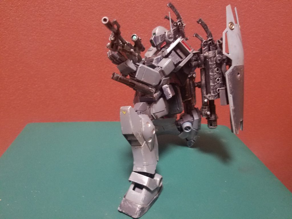 超長距離スナイパーライフルは分解して背中に格納できます。シールドも別に背中に担げます。