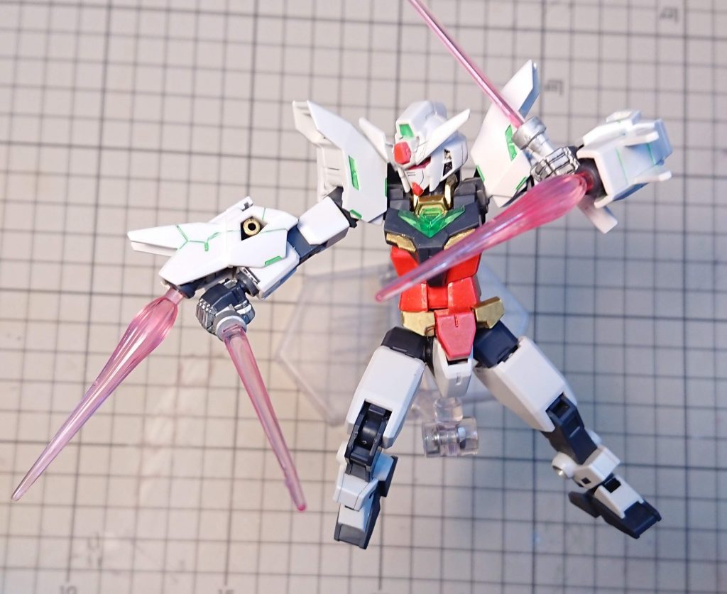 肩アーマーを腕に接続すればビーム・トンファー。