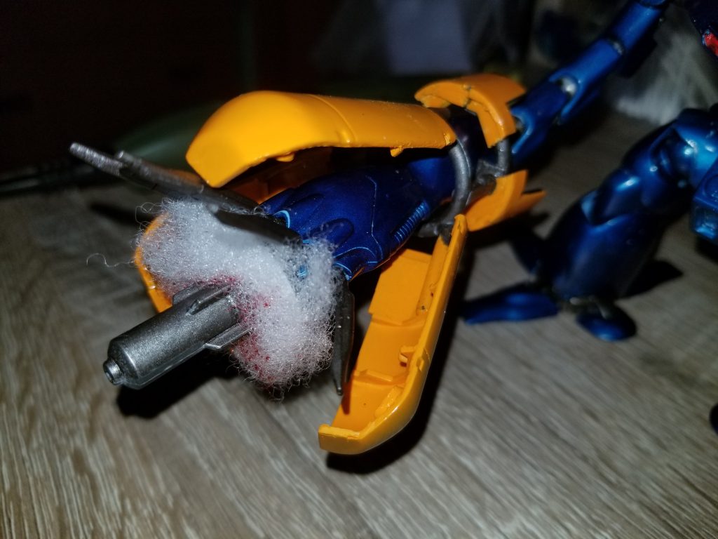 ハンドミサイルユニットのカバーを3分割してランナーで自作したフレームに接着。100均の手芸用の綿にメタリックレッドを軽くスプレーして爆煙を作成しました。