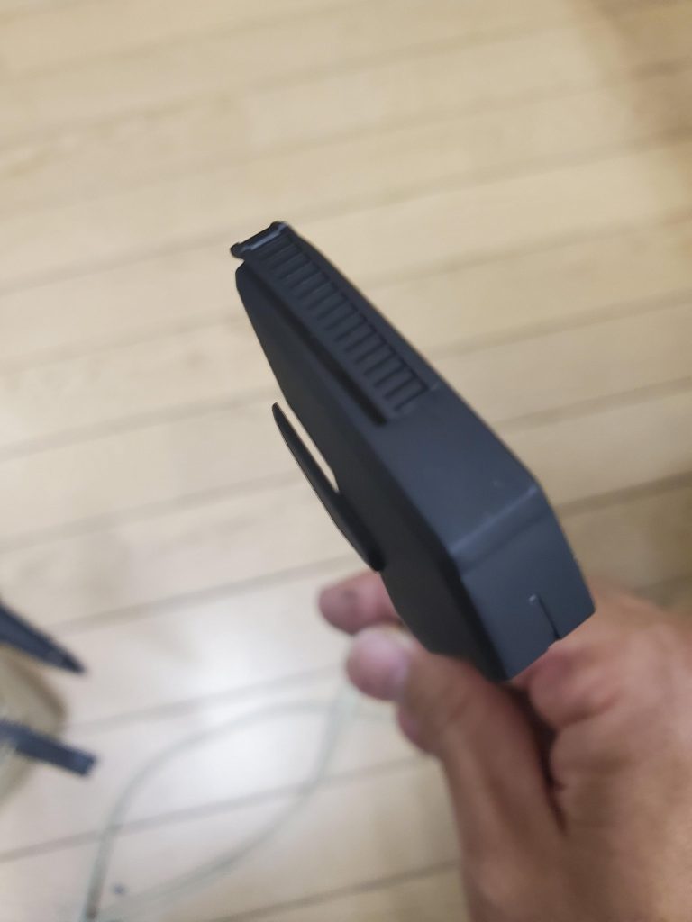 インシュロック(結束バンド)使ってます。