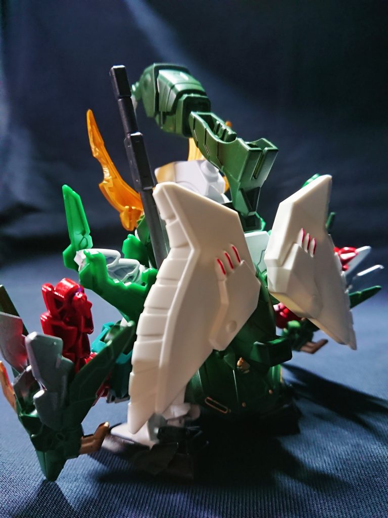 背部から見るとそこそこのサイズ感があります。翼の付け根、首の付け根等はピン接続で可動式です。未使用時のトライデントの柄は、設定同様に翼側面に懸架できます。