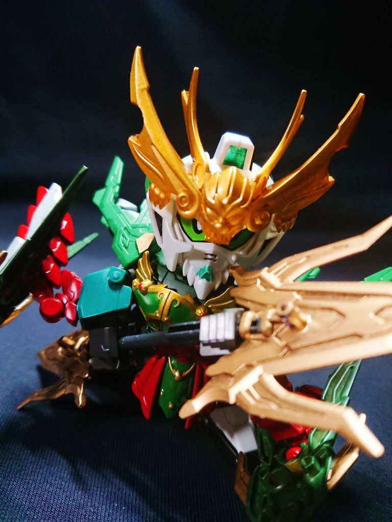 孔融や王修と同様に統一感を出すため、肩に三国創傑伝の張郃アルトロンを使用しました。ドラゴンハングも同じく張郃の物を使用。学者のためヒゲ顔にしましたが、アルトロンにヒゲがここまで似合うとは…