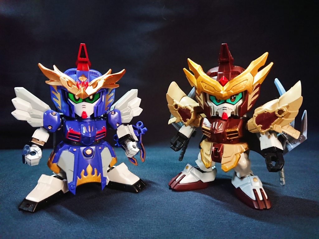 過去作の荀攸サンドレオンと比較。2度目のサンドロックカスタムモチーフは、胸部と兜を同パーツにしています。