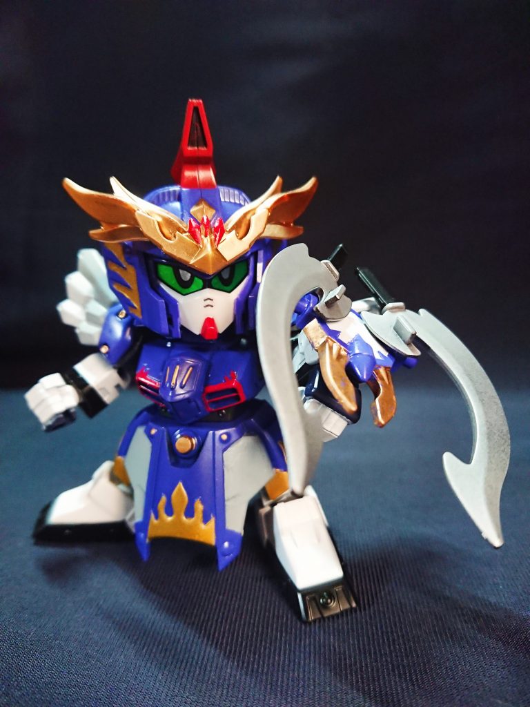 前作までの孔融軍同様に、肩を三国創傑伝パーツで統一の予定でしたが、創傑伝にサンドロック武将がいないためHGを使用しました。ショーテルはシールドにピンで取り付け、クロスクラッシャーを再現しています。