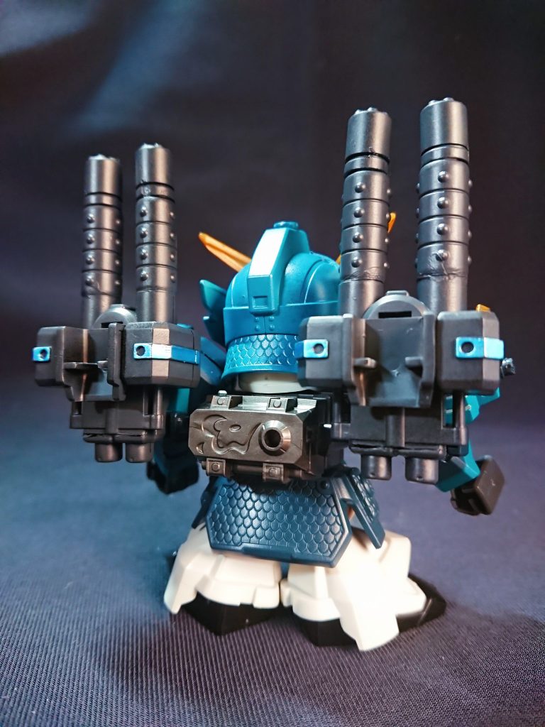 武器のダブルガトリングガンもHGを使用しています。長さを調節しSDに合うサイズに。HGと同様の懸架ができます。