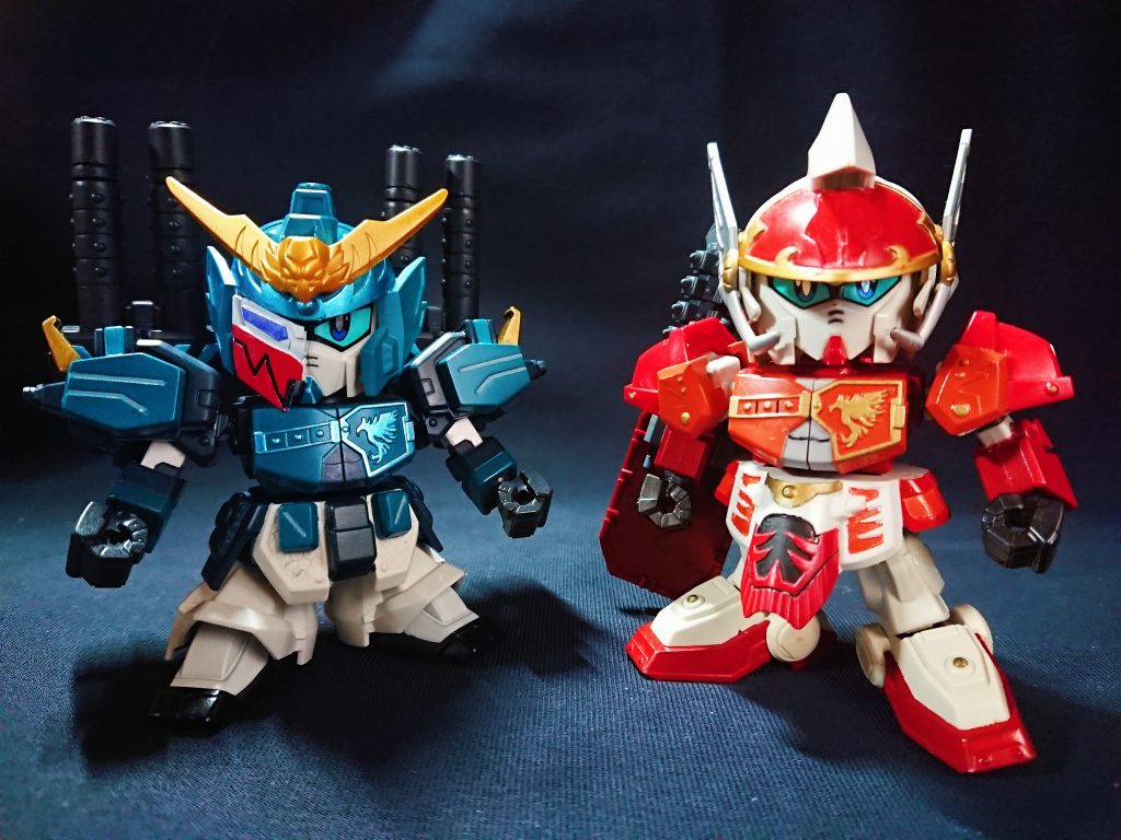 過去作の朱然デリンジャーアームズと比較。2度目のヘビーアームズカスタムモチーフは、胸部を同パーツにしています。ここまで孔融ウイングゼロを除く全ての武将の胸部は、ティエル武将と同じパーツにし、両機共にEW同機体でまとまるようにしました。