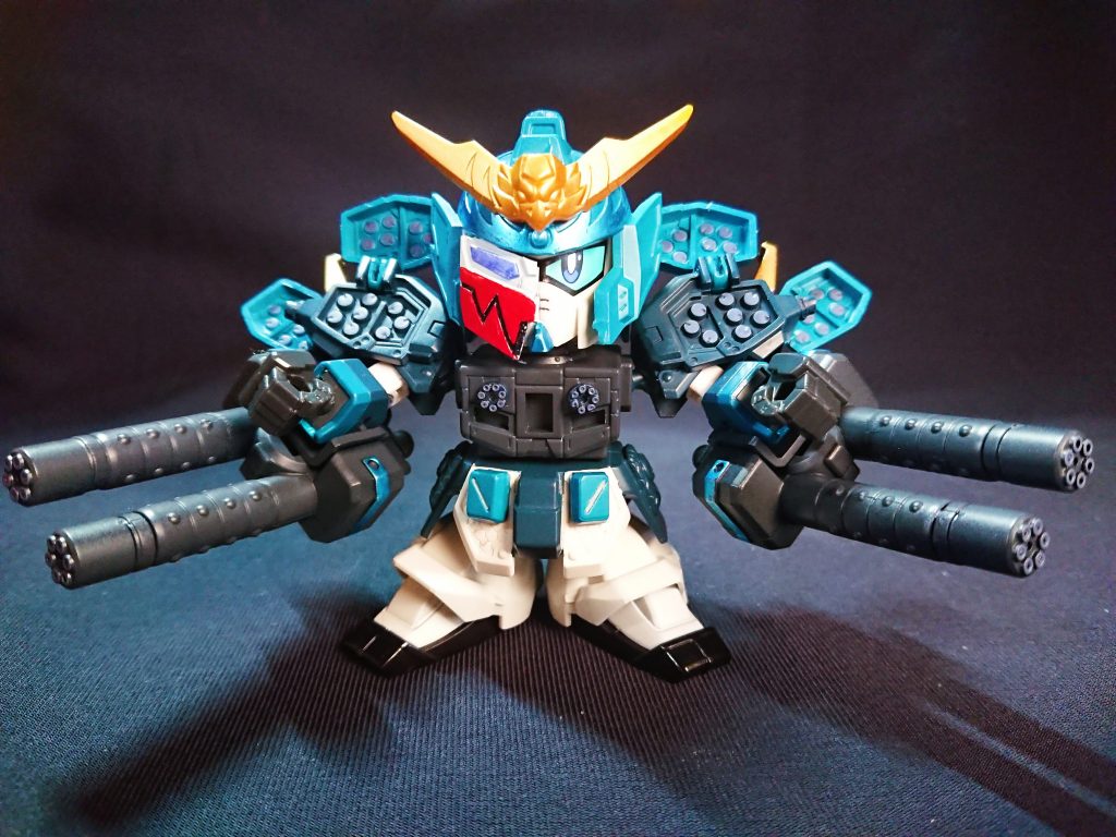 前作の孫邵サンドロックと同様に、肩にHGを使用しました。腰部飾りや胸部内ガトリングもHGの物です。ピエロマスクは蚩尤ガンダムの顔パーツを使用しています。