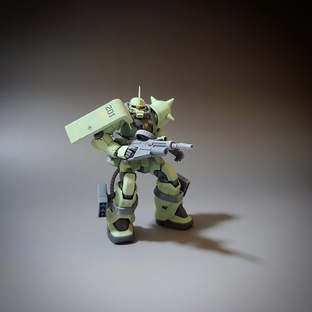 シールドや太ももなどの各所に傷を入れ、シャーペンの芯を付着させダメージ表現してみました。