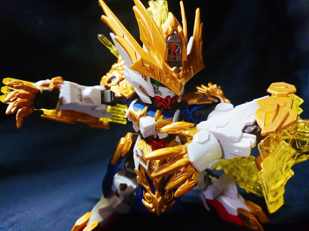 龍脚装はルプスレクスの肘パーツにより可動式に。実際には白い箇所もありますが、腕が巨大化したことで龍脚装全体が余計に白い箇所が増えたように見えるため、金のみの塗装にしました。