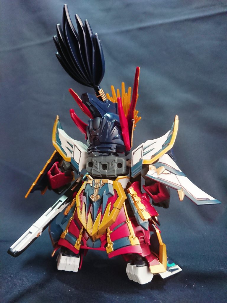 マントを外した状態です。後ろスカートは正式にはまだ公開されていませんが、バンダイホビーサイトのキット紹介ページの軍馬に斜めにですが掲載されています。一応は同じ塗装にしていますので、塗装前の参考になれば幸いです。