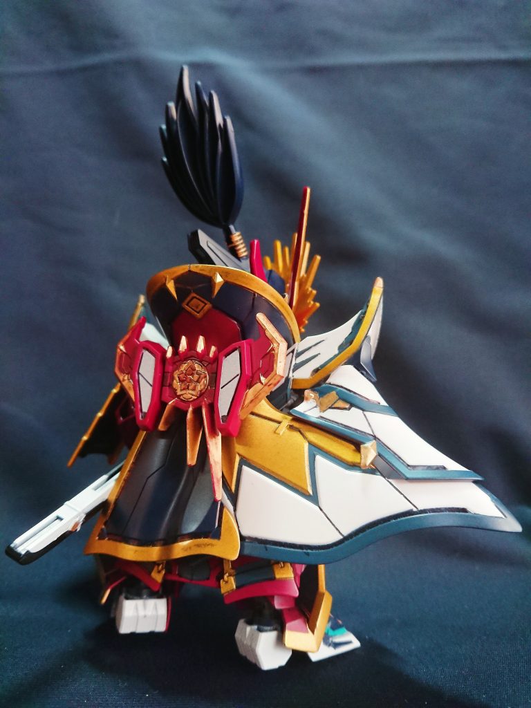 マント含めて可能な限りマスキング塗装としました。マスキング不可の細かい箇所等は、ガンダムマーカー(レッドゴールド)を使用しています。塗装は塗り分け量よりも細かい箇所が多く、正直キングガンダムII世より手間だと思いました。