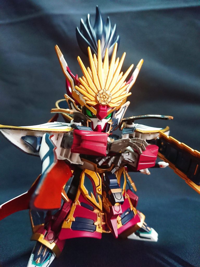 引き出し可動の肩と延長された腕のおかげで腕組み(風)を再現できます。平手は三国伝の拳パーツをフレームの接続ピンに取り替え接続しています。