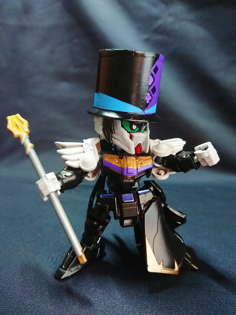 使用キットは三国創傑伝から司馬懿デスティニーをベースとしました。シルクハットはミシン用の糸巻きを加工し形にしています。小剣を使いますが、イラストと同じくステッキにしてみました。