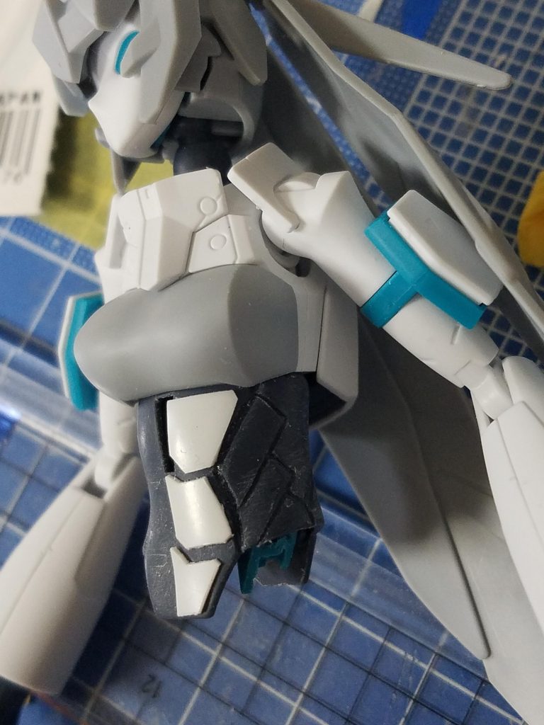 ヒートプレスしたプラ板を切り分け、腹筋のようなディテールにしました。横はプラ板を足すとウエストが膨らんでしまうので、筋彫りにしています。