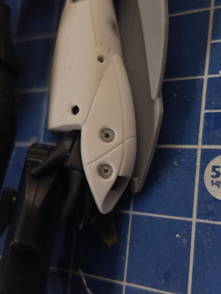 本体側に穴を開け、ディテールを入れたランナーの棒を差し込んでいます。ランナーは事前に断面を平らにしてから、円の半分で筋彫り、穴を中心に開けています。お金がかからないでディテール追加出来るのでオススメですー