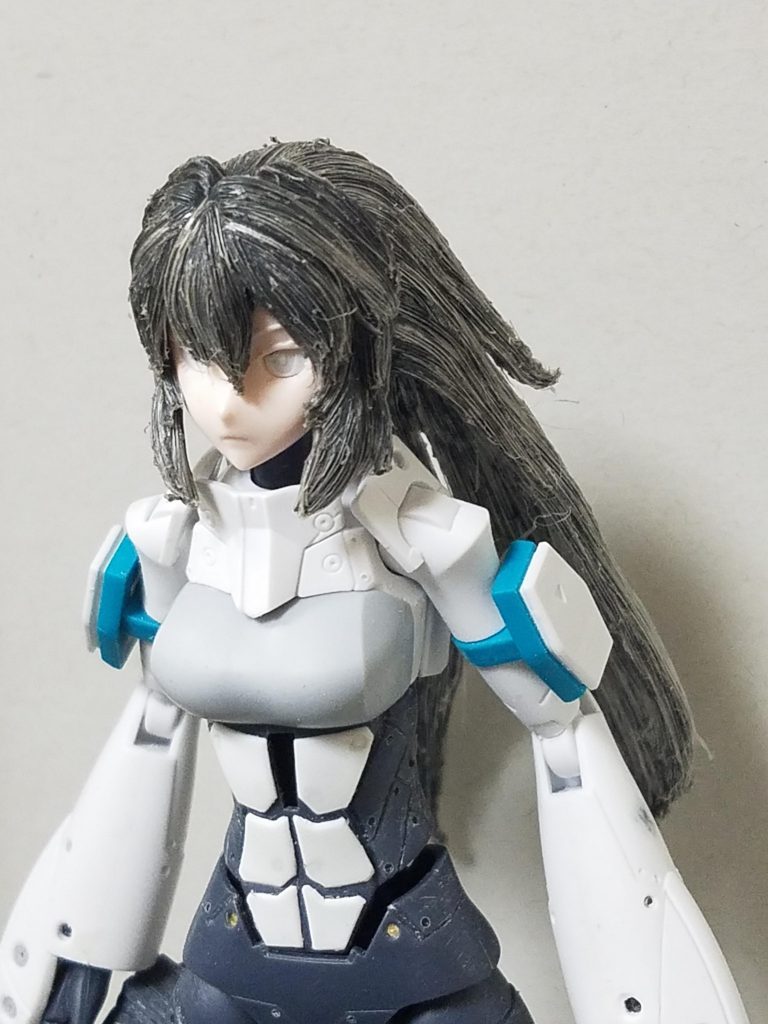 髪の毛は形を整えたら、刃の細かいビットに変更したヒートペンで毛並みをいれていきます。