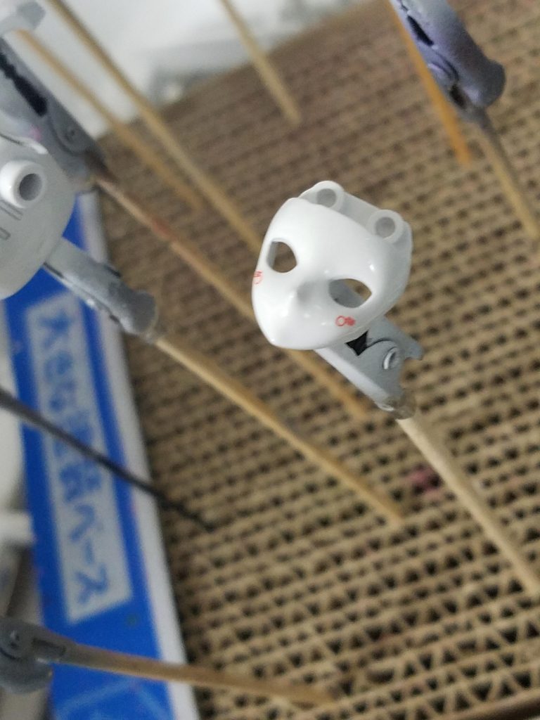 メカ顔のほうで、頬にデカール貼ったら赤いほっぺたみたいに見えて可愛いのではと思ったけど、髪パーツに隠れて見えなかった