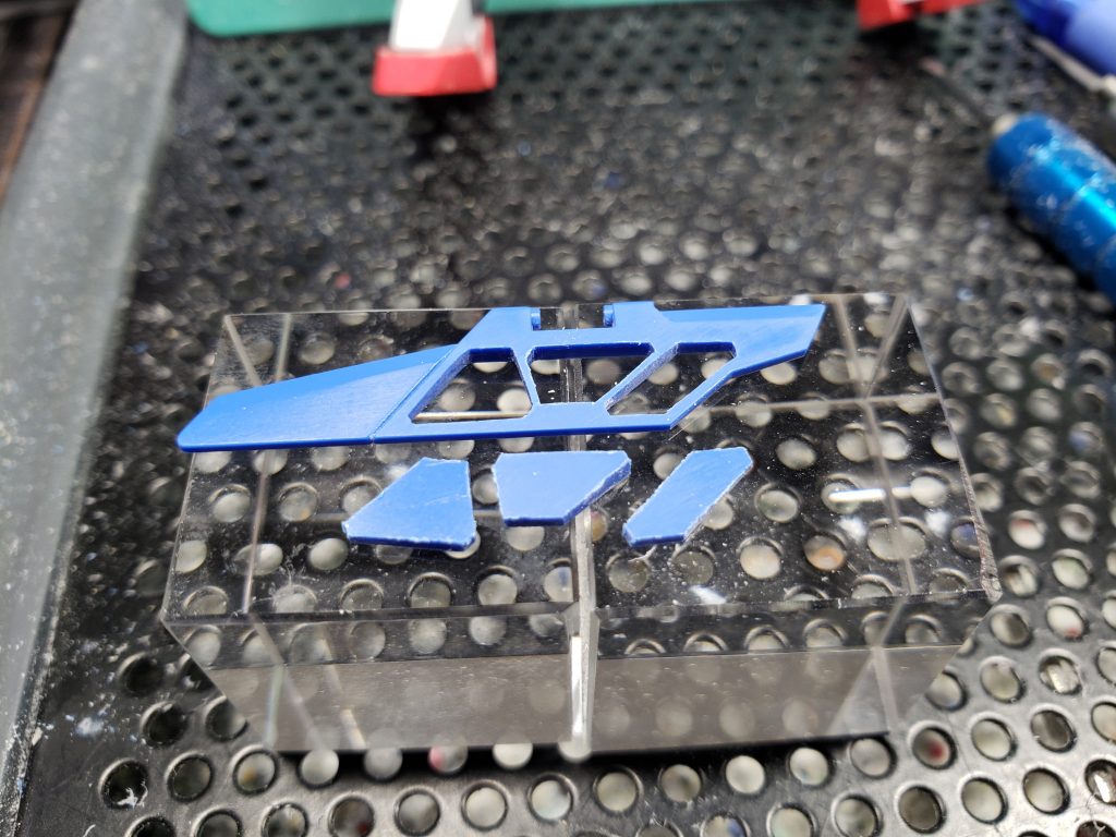 タガネでくり抜き