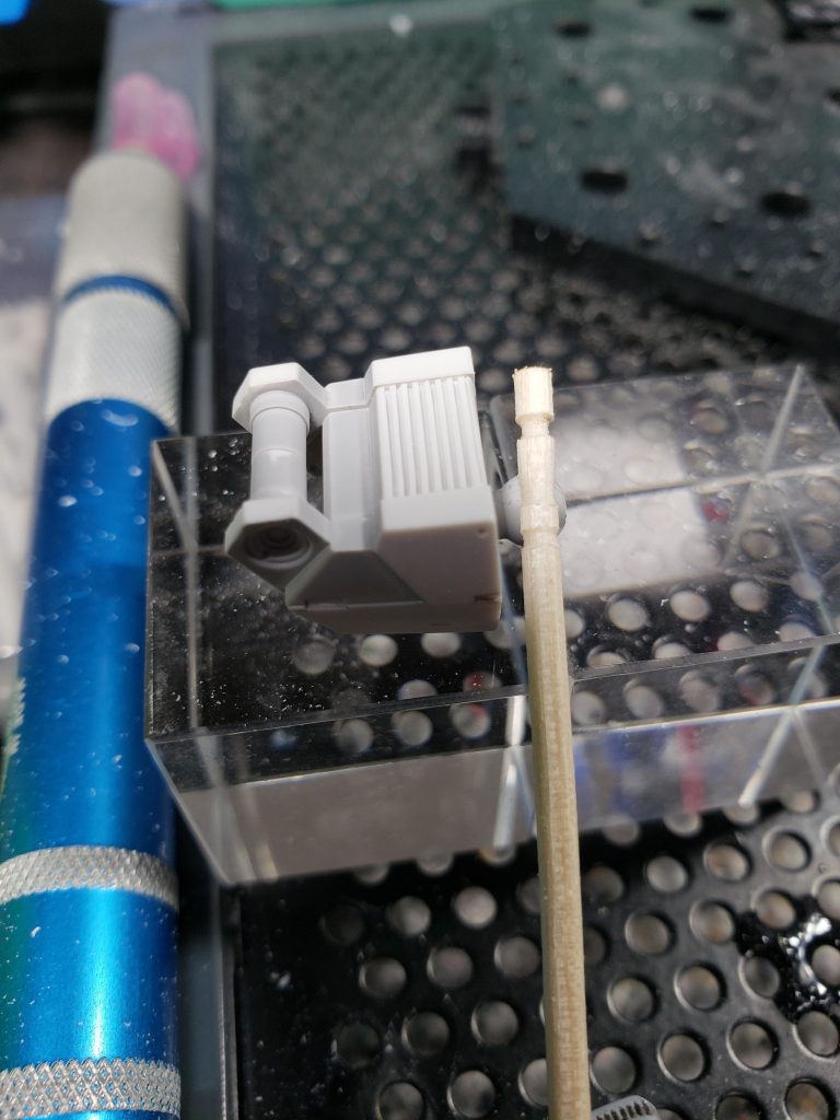 肩パーツにスジ彫り