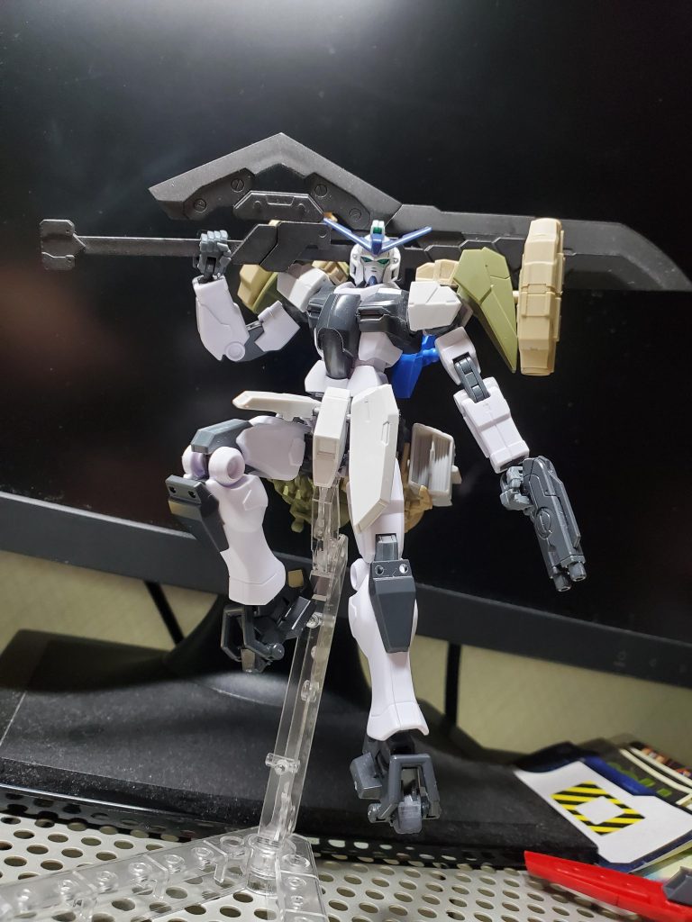 元々は大剣を使うなんてのも考えてましたがこれもボツになっちゃいました。ちなみにフロントスカートはキュリオスのリアスカートをぶった切って無理やりそれっぽくやってます。そのため裏側にはビームサーベルがマウントされているのですが写真枚数の都合上、割愛させいていただきます。