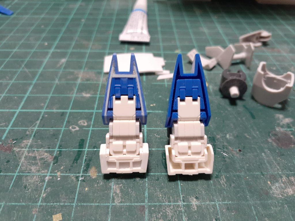 足裏の肉抜き埋め青い方はプラ板を詰め込んで先端は瞬着で埋めてますかかとは横からノコで切り込み入れてそこにプラ板差し込むことでモールドとして処理してます