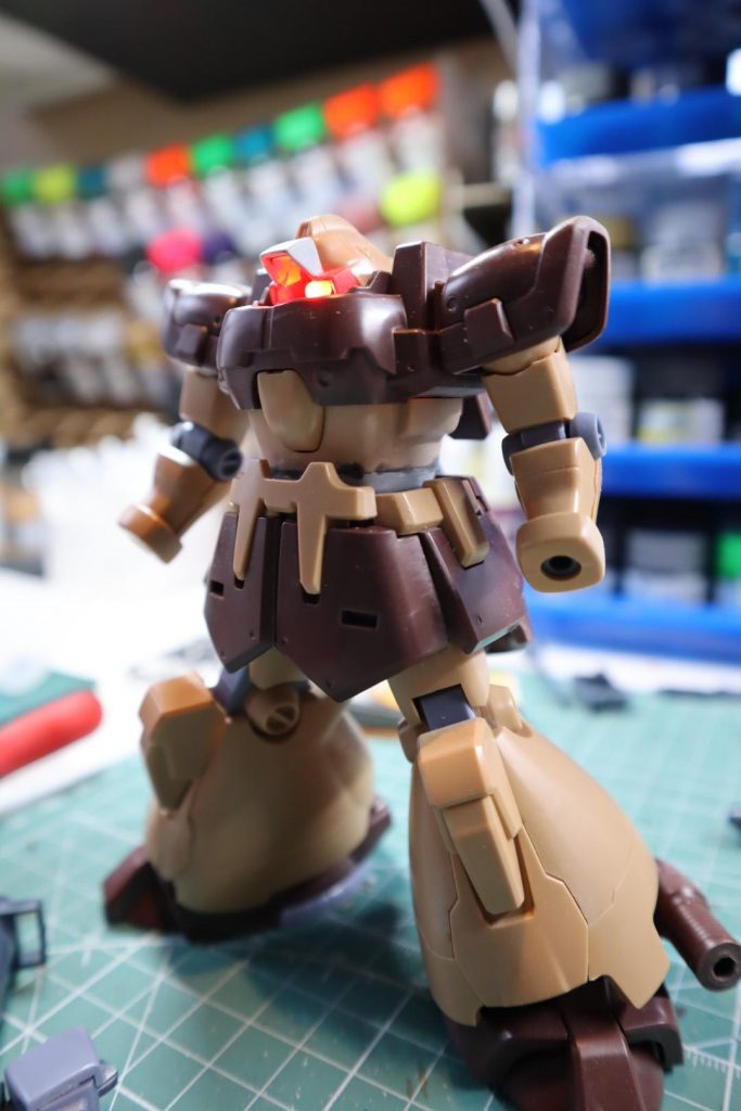 モノアイも光らせました。首も埋め込みました。 