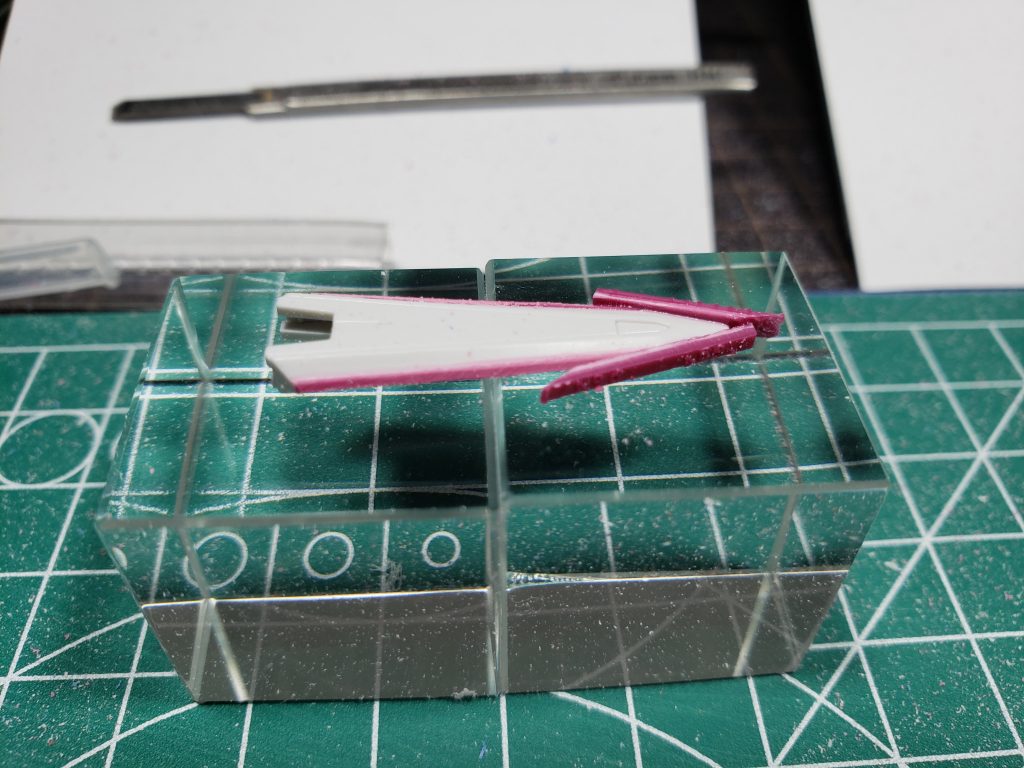 ランナータグをカットして貼り付けその後ヤスリ掛けをしてシャープ化