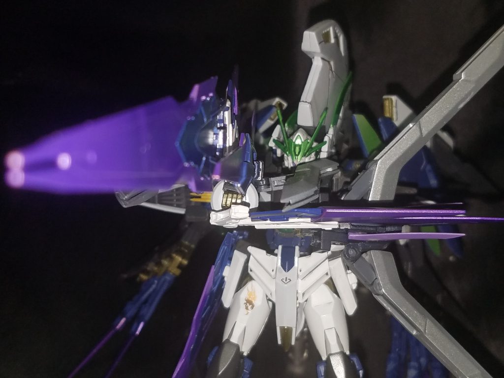 クアンタ同様に各ドラグーンが腕の武装に集結合体することで巨大な実体剣になりトランザムを発動することでライザーソードが可能(なお通常のクアンタのよりも射程と太さが増し小惑星規模の惑星を両断できる)