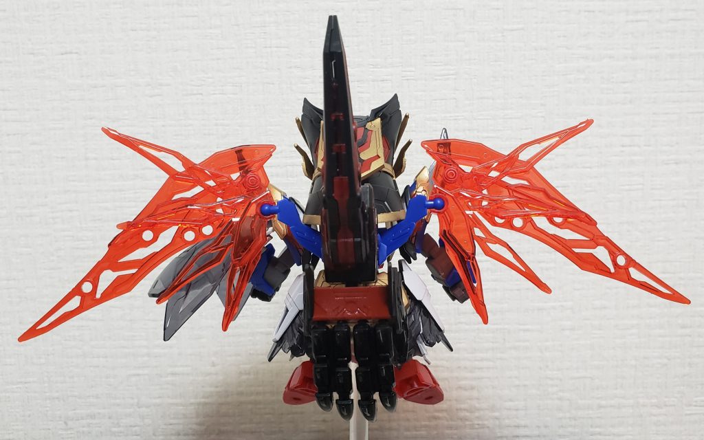 背面腕マウントされてます。翼はオリジナルで塗り分けても面白いかも