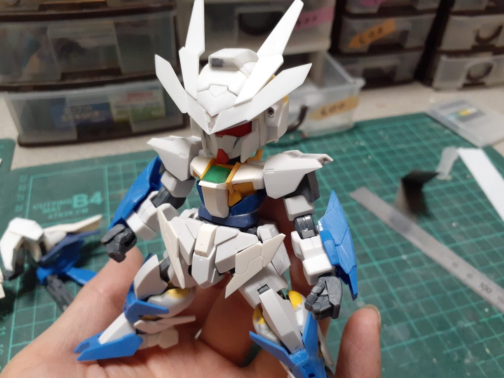 脚は2軸間接だったのを膝への接続部側だけを残すことで短縮すねでも短縮していますお腹　二の腕　前腕も少し短縮してバランスをとりました