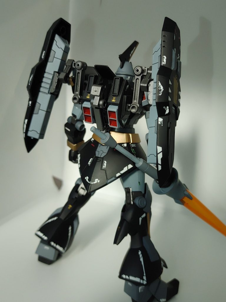 バックショットベースカラーを黒に差し色で金を配色しました、威圧感があって自分的には大満足です。