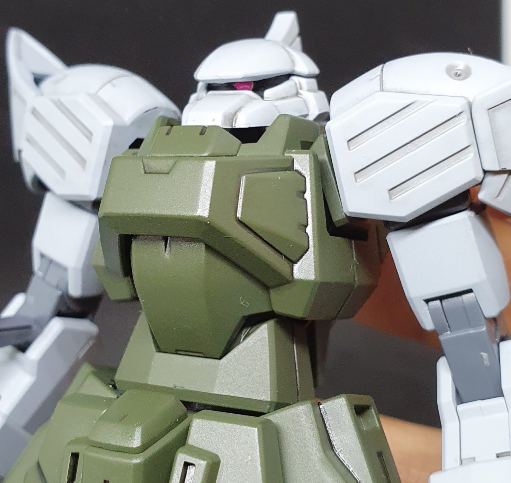 元の食玩のエラいのでモノアイは可動式です(よー見えん)