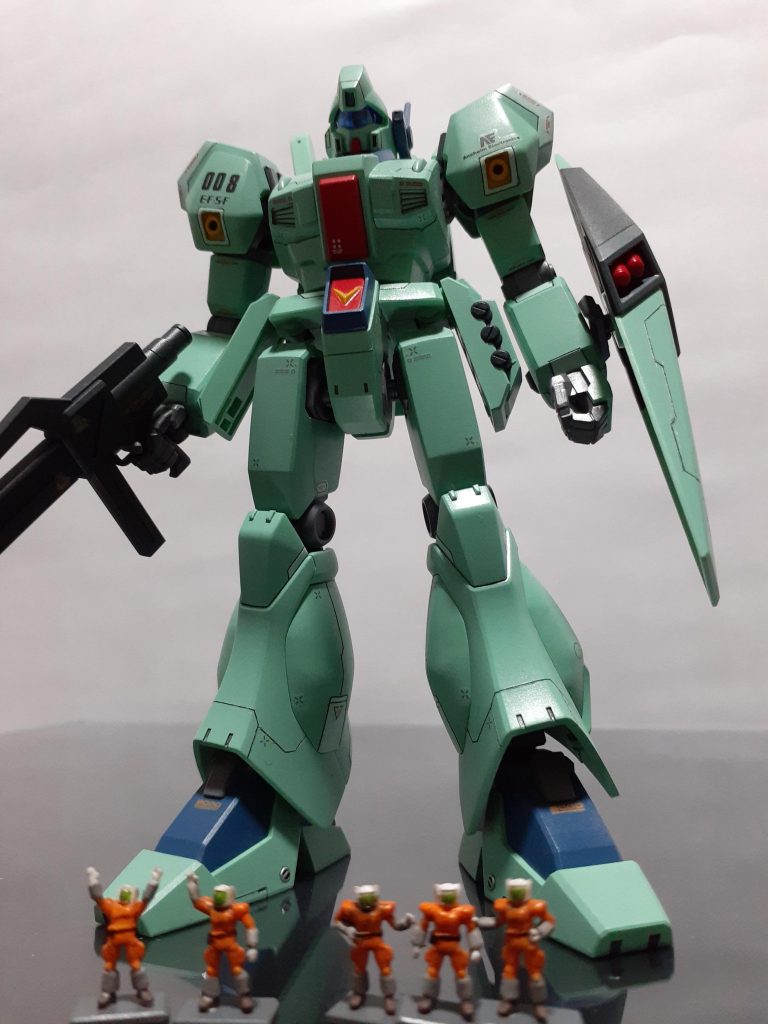 メカニックとパシャリ。撮影時のライト位置が悪かった…。全体的に暗いですね。