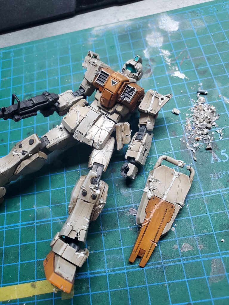 ウォッシング後は錆チッピングで終わるつもりでしたがダメージ加工へ変更ニッパーとカッターでぐりぐりやってます。