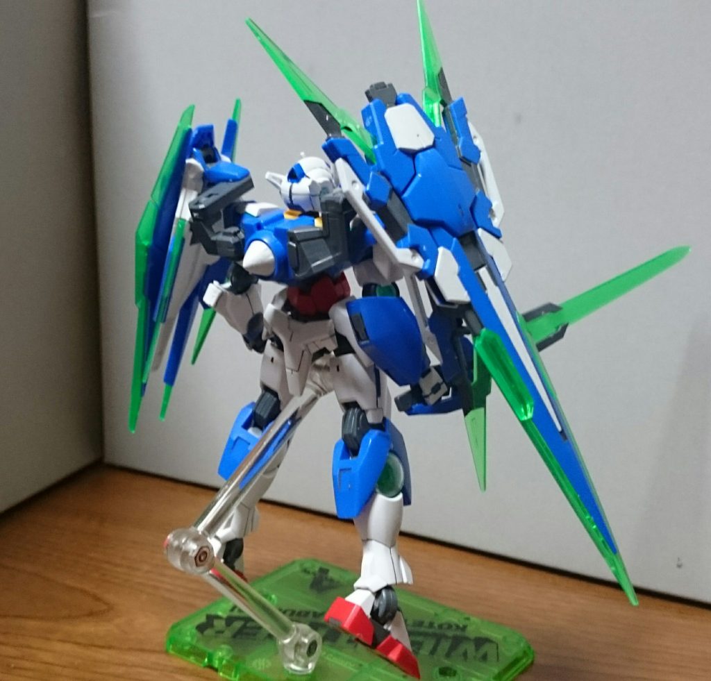 ・背面バックパックパーツはGNシールドのアームを外し、アームのポリキャップに上から被せて、追加パーツに再びアームを取り付ける方式っス