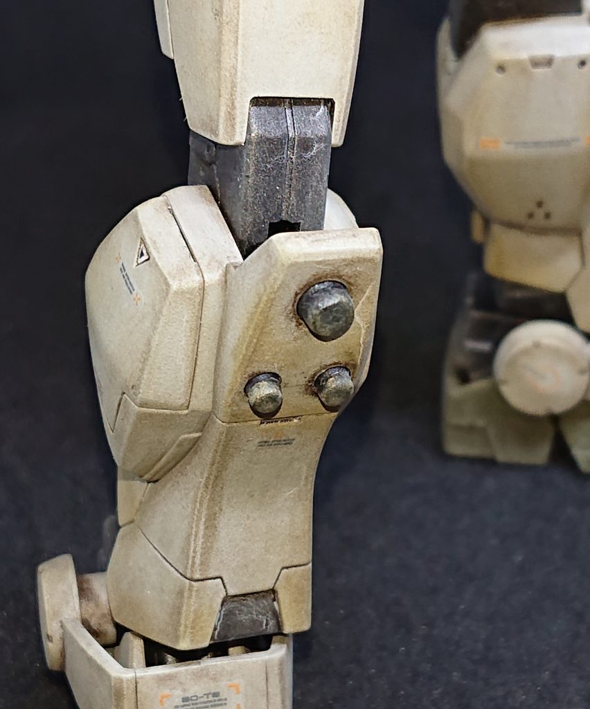 膝のスパイクは延長して大型化。