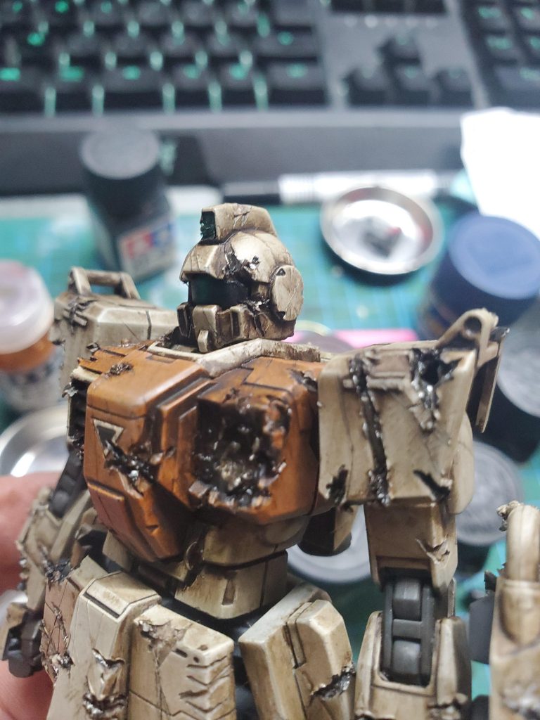 傷着色後、再度ウェザリングカラーでウォッシングし、傷を全体の質感になじませます。