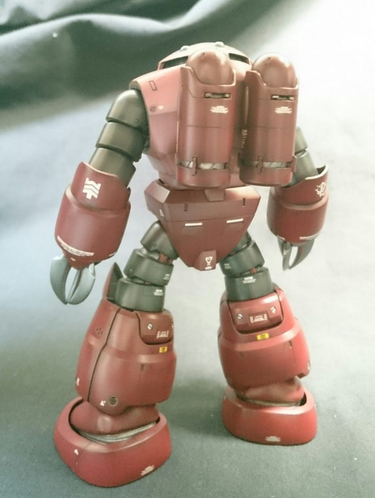 水陸両用なので、筋彫り少なめで排水のダクトやスリットみたいなディテールを加えてみました。バックパックはネットで見た作例を参考に