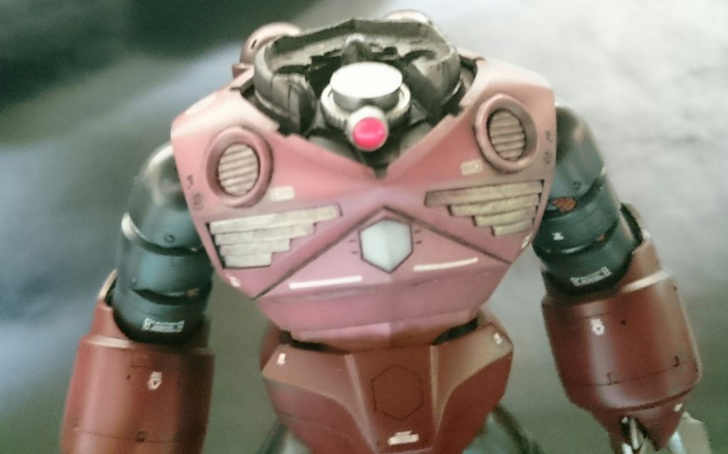 モノアイは一番悩みましたが、こちらもネットで見かけた作例を参考にさせて頂きました。モノアイガードをヒートヒートプレスで作ってみたのですが、上手くいかず、今回は無し