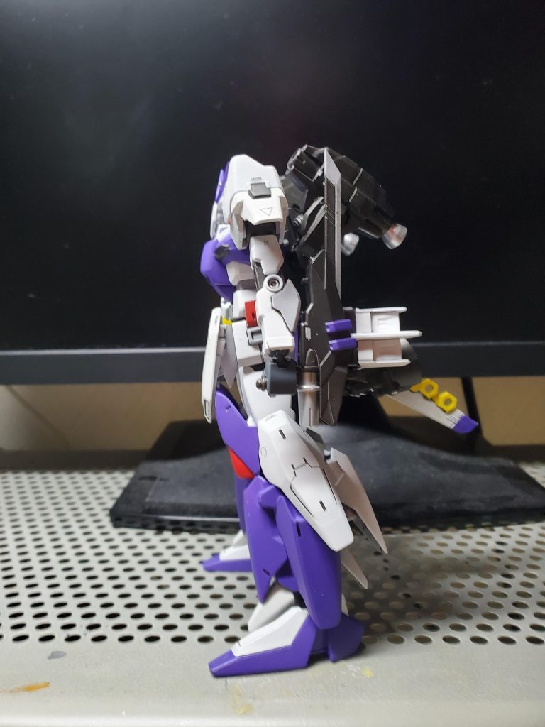 ファングネルは通常形態時だと腰にマウントされておりり、ブースターとして機能しています。同様にテイルブレードはスタビライザーとして機能しています。ちなみにバックパックはダイバーエースユニットとジャンクパーツや30mmのパーツを組みあわせています。