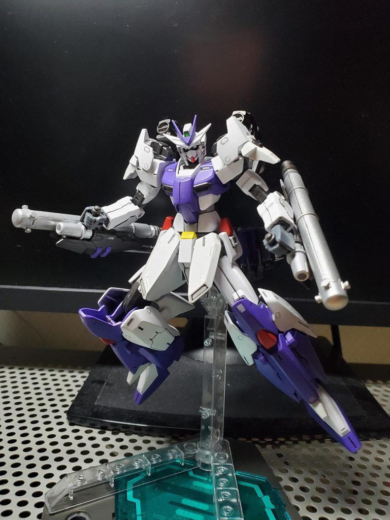 両腕に1本ずつ付いているのはライソウ(進撃の巨人の雷槍的な)で相手に撃って大爆発を起こさせる兵装です。磁石を中に仕込んでいるため、ジョイント的なもの無しでトンファーに付けることができます。