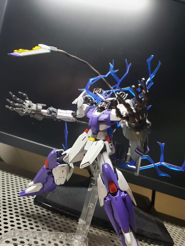 ナイトロシステムを起動するとエフェクトと共に形態が変わりトンファーに大型のハンドパーツ(ファングネル)が付き、テイルブレードが展開され異形へと変化します。この異形な見た目はルプスレクスやロードアストレイダブルリベイクをイメージしてみました。(名前の由来の二面性はここから来てます。)