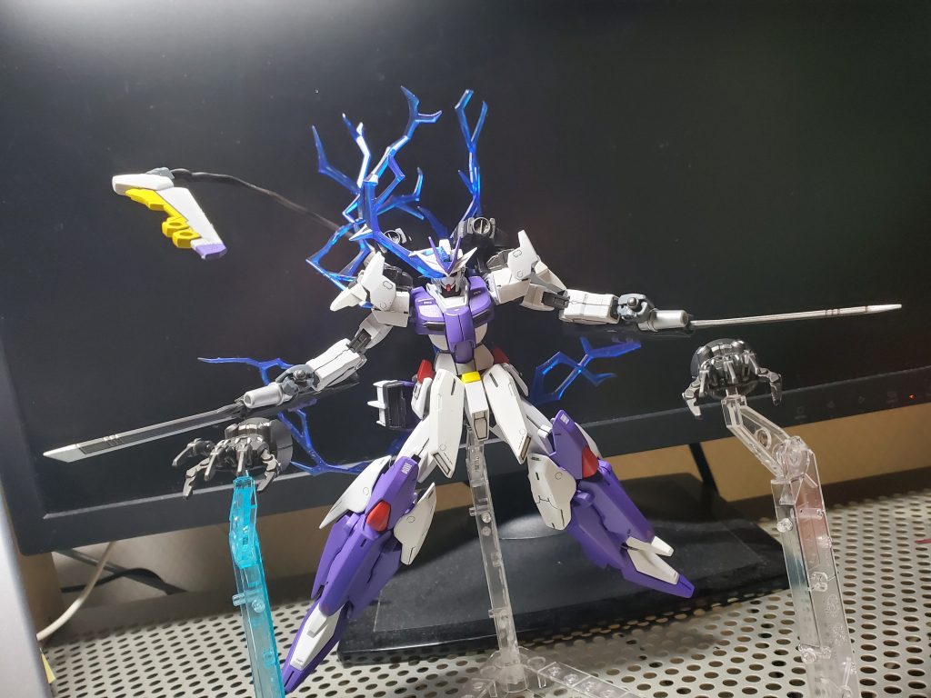 ファングネルはビットとしても利用でき、相手に押さえつけたり装甲を引きちぎったりしてくれます。こういうことからファング+ファンネルという意味でファングネルと名付けて見ました。